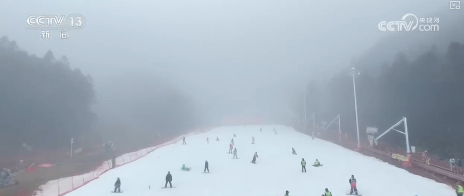 “冷”冰雪热力四射 南方冰雪旅游从基础体验向专业运动升级