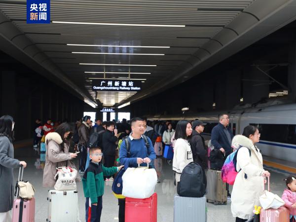 返程客流高峰持续 多家机场旅客吞吐量创历史新高