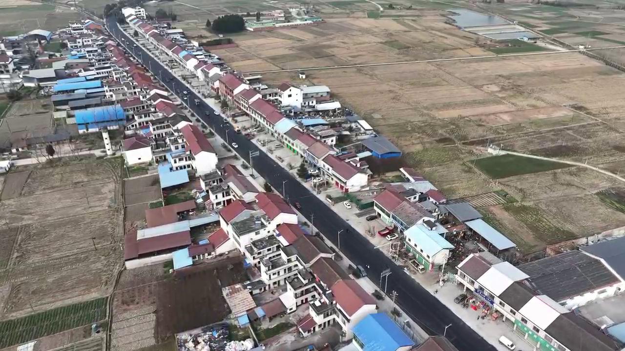 城固县：柳老路“白改黑”提质加速 春节前将换新颜畅通行