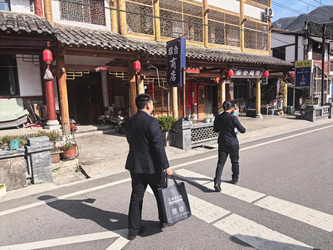 一碰即付更省心 ——留坝联社庙台子信用社上门推广“挥一挥”支付