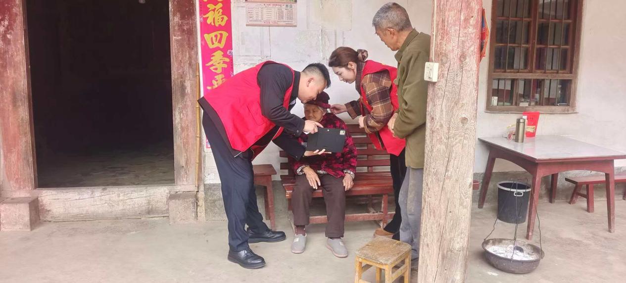 留坝联社江口信用社党支部“红马甲”服务队上门服务暖桑榆